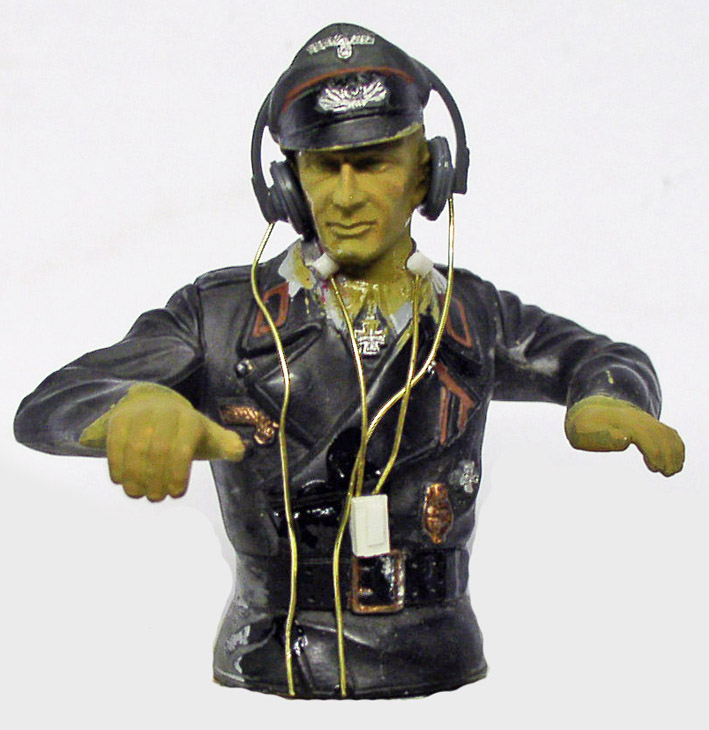 Buste peint de chef de char allemand en uniforme noir avec casque audio et écouteurs