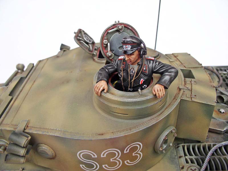 Figurine de tankiste dans la coupole de la tourelle camouflée du char Tigre numéro S33