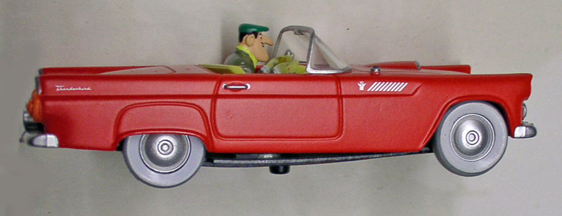Modèle réduit d'une Ford Thunderbird rouge décapotable avec deux figurines de personnages à bord