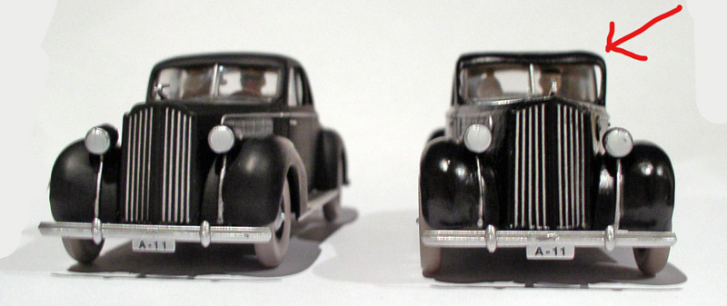 Deux maquettes de voitures noires identiques vues de face, flèche rouge désignant une différence de toit