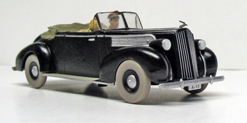 Maquette de cabriolet noir des années 1930 avec deux figurines, plaque A-11