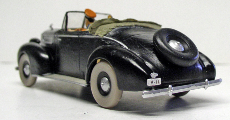 Maquette de cabriolet noir des années 1930 vu de trois quarts arrière, immatriculé A-11