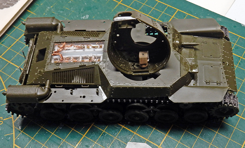 Maquette du char Type 97 Chi-Ha vert sans tourelle, moteur détaillé visible, sur tapis de découpe