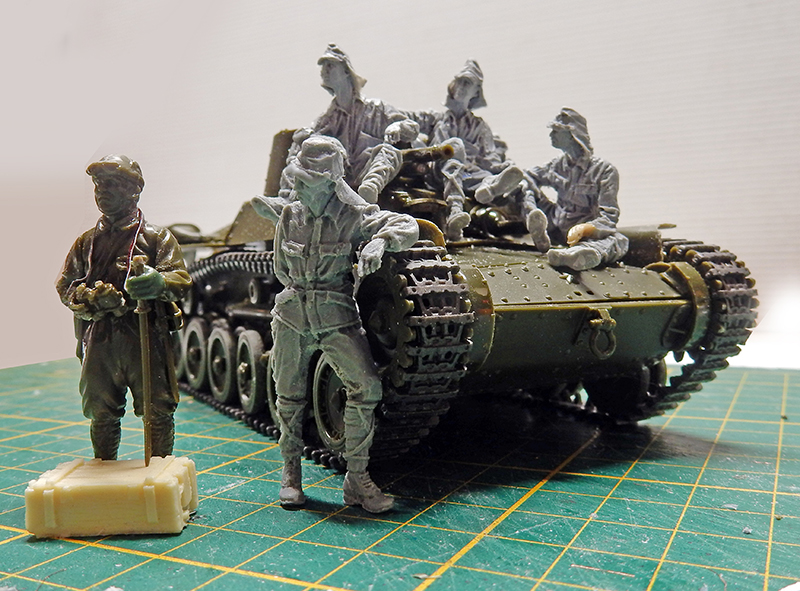 Maquette du char Type 97 Chi-Ha avec figurines d'équipage japonais en cours de peinture