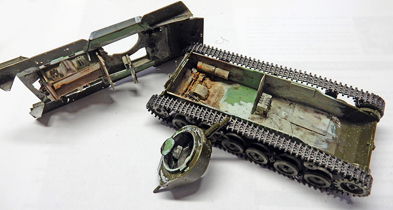 Maquette du Type 97 Chi-Ha en cours d'assemblage, châssis chenillé et tourelle séparés