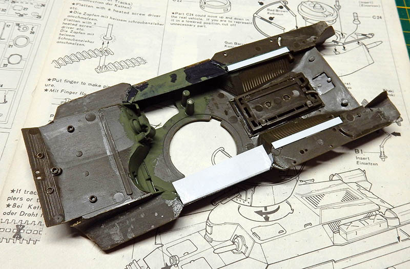 Châssis de maquette du Type 97 Chi-Ha en cours de montage posé sur la notice