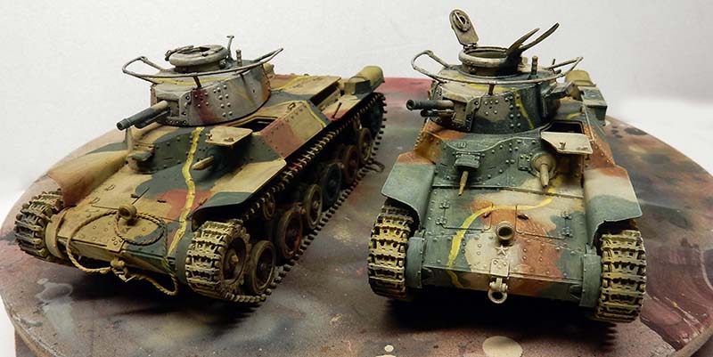 Deux maquettes de chars Type 97 Chi-Ha japonais en camouflage multicolore présentées sur un socle