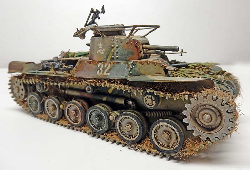 Maquette de char japonais Type 97 Chi-Ha numéro 32 avec camouflage vieilli et herbes sèches