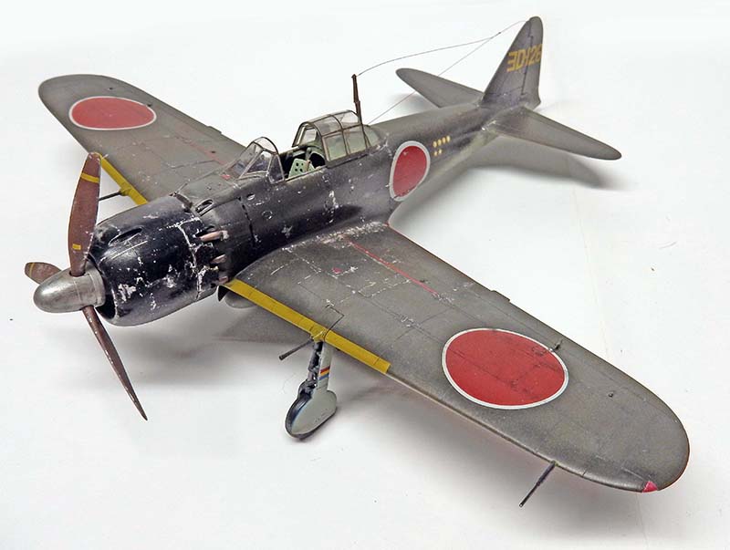Maquette d'avion de chasse japonais gris vieilli avec disques rouges sur les ailes
