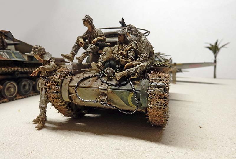 Maquette du char Type 97 Chi-Ha camouflé avec figurines de soldats japonais assis dessus