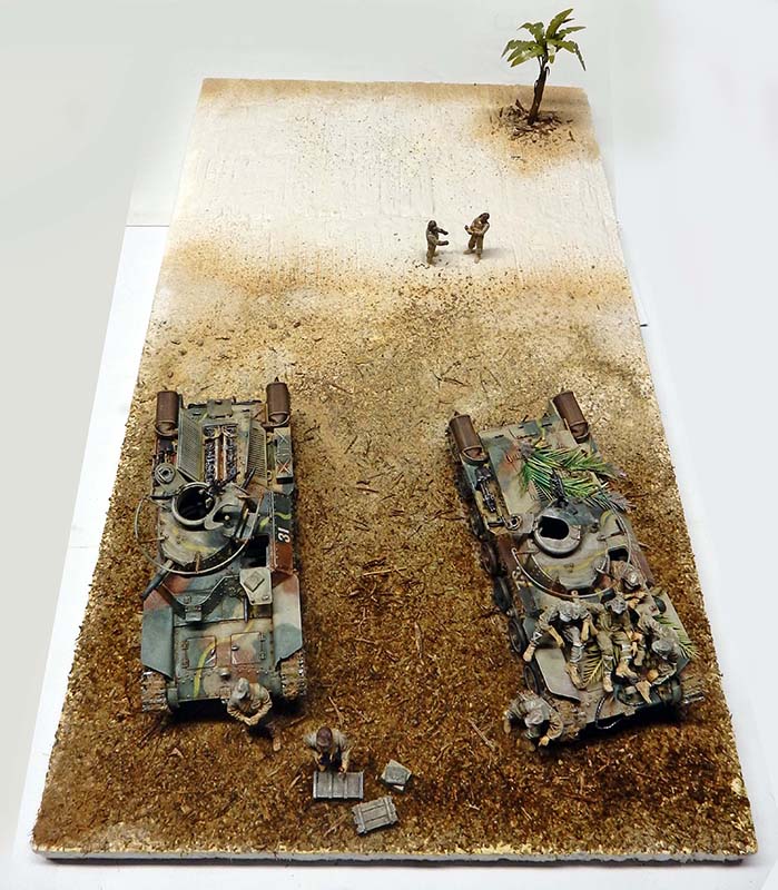 Diorama de deux chars Type 97 Chi-Ha camouflés avec figurines sur terrain sablonneux et palmier