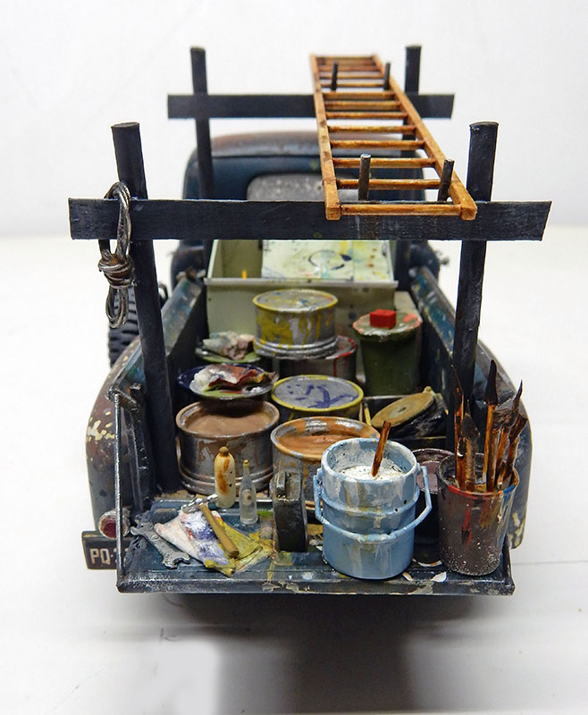 Benne de pick-up miniature chargée de pots de peinture, pinceaux et échelle de peintre