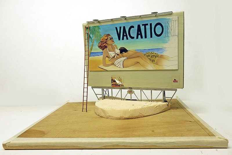 Maquette de panneau publicitaire Vacation avec affiche de plage, échelle ferroviaire et échelle d'accès
