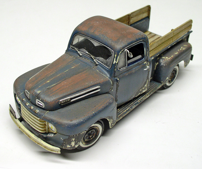 Maquette de pick-up Ford ancien au 1/24, carrosserie patinée rouille et plateau bois vieilli