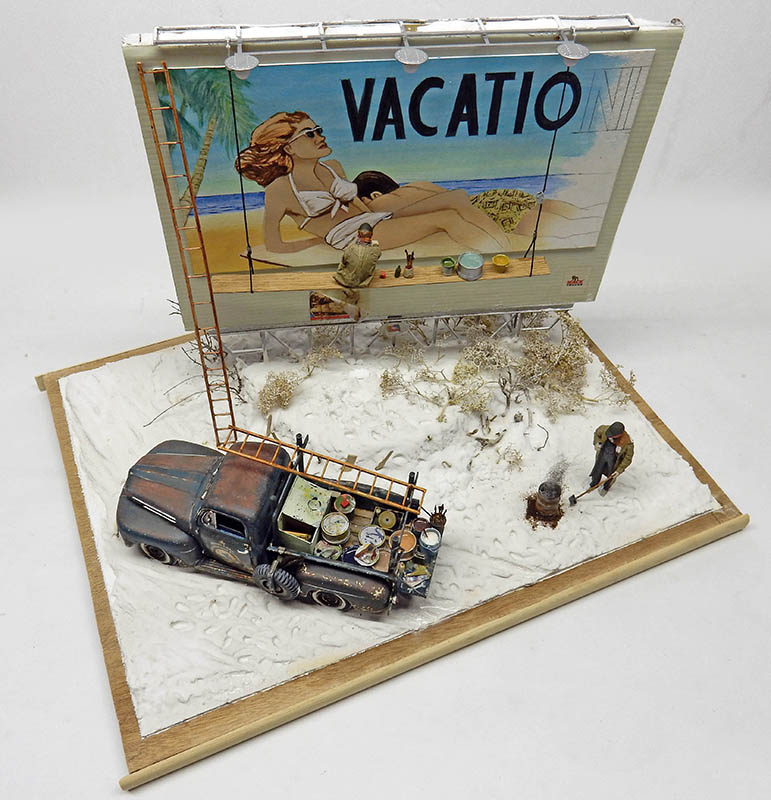 Diorama avec panneau publicitaire Vacation, vieux camion rouillé et figurines peintres sur sable enneigé