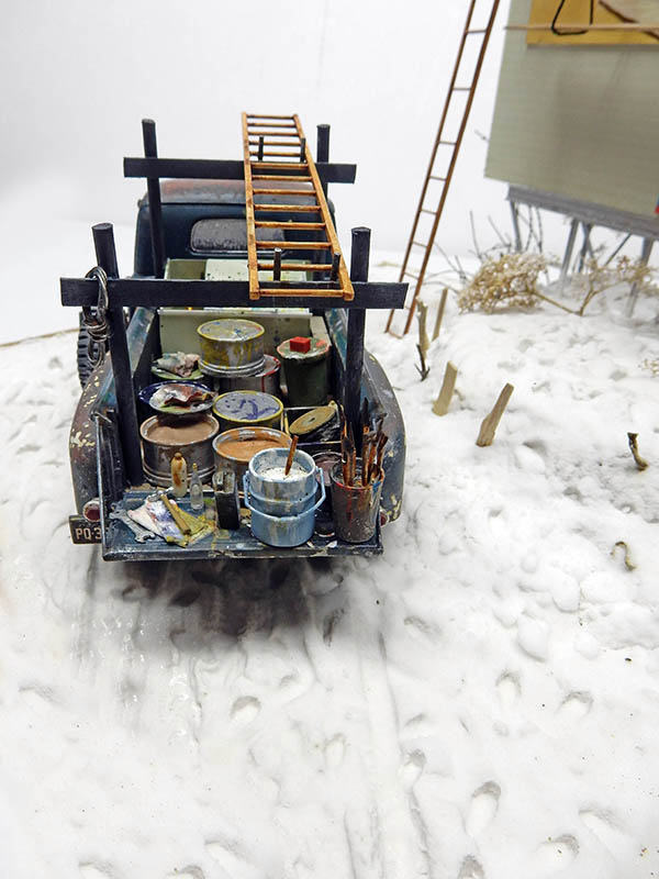 Maquette de camion chargé de pots de peinture, pinceaux et échelle dans un diorama enneigé