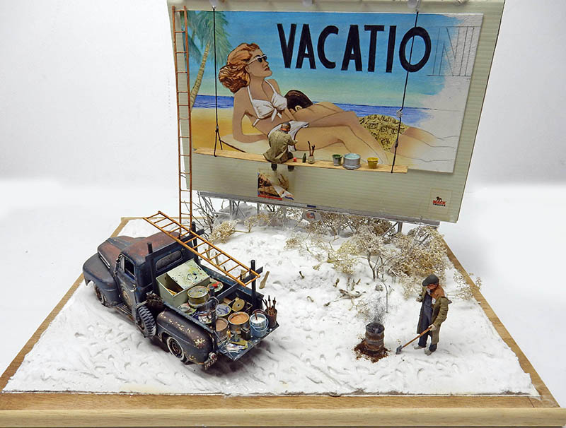 Diorama enneigé avec pick-up rouillé, figurine et panneau publicitaire Vacation peint d'une baigneuse