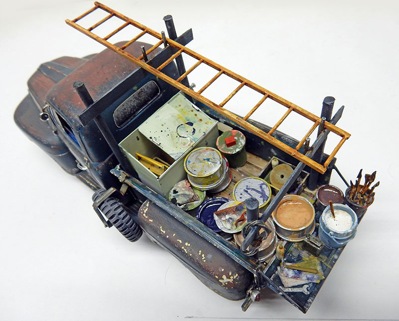 Maquette de camion de peintre vieilli avec échelle, pots de peinture et coffre à outils sur le plateau