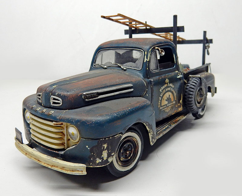 Maquette Ford pick-up bleu vieilli patiné rouille avec galerie et roue de secours à l'échelle 1/24