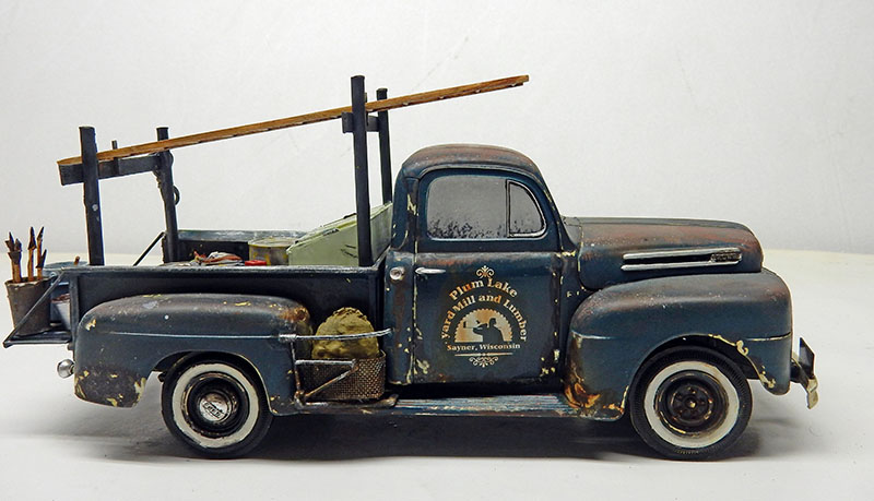 Maquette de pickup Ford vintage bleu patiné et rouillé, vue de profil avec galerie de toit
