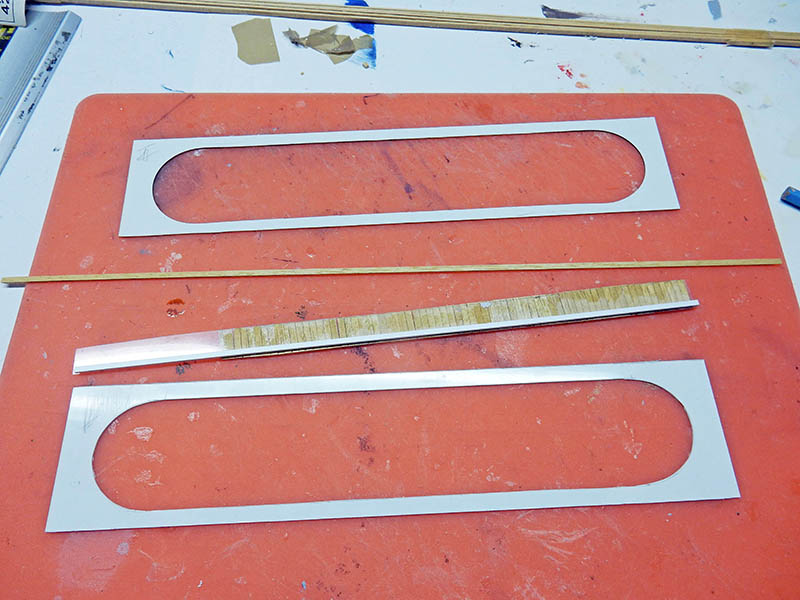 Cadres de fenêtres découpés dans du plasticard et baguettes crantées sur tapis de découpe