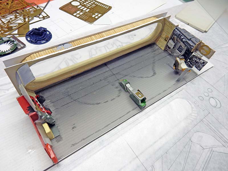 Montage en cours du hangar de l'astronef, plancher rainuré et cloisons scratchées sur plan