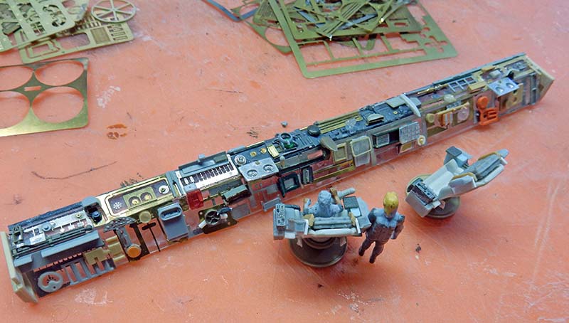 Console de pilotage détaillée en photodécoupe, sièges et figurines peintes, grappes laiton autour