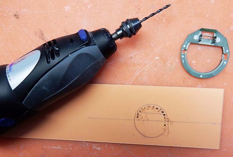 Perçage d'un cercle à la mini-perceuse dans une plaque de plastique pour l'astronef