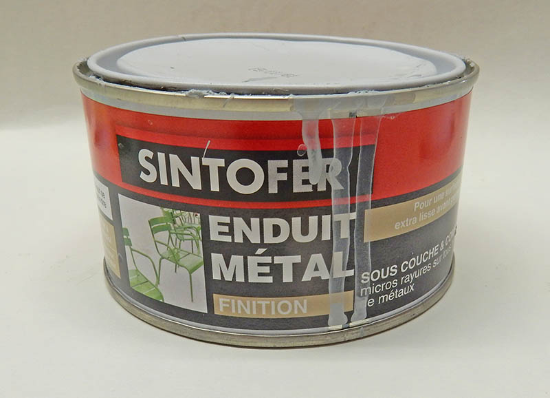 Pot d'enduit de finition métal Sintofer utilisé pour lisser la maquette