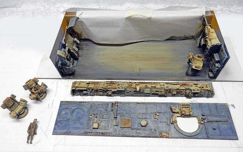 Éléments du poste de pilotage peints et vieillis, cloisons et figurine avant assemblage