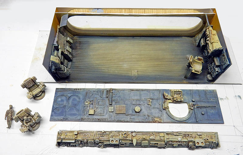 Éléments détaillés de l'astronef en cours de montage : coque, cloisons et figurine peintes