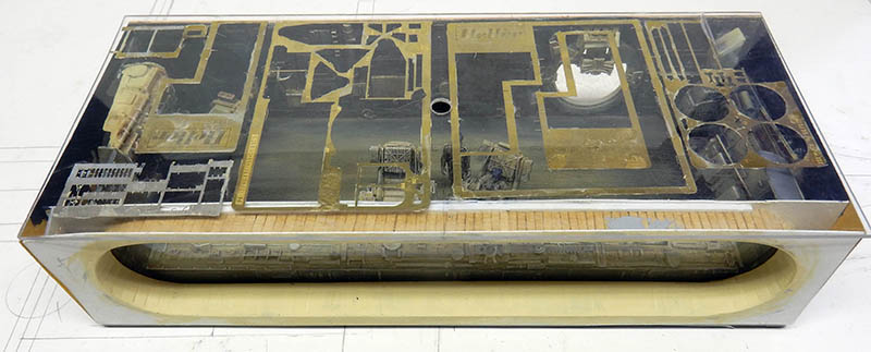 Structure ovale de l'astronef en construction, coque plastique transparente recouverte de plaques dorées