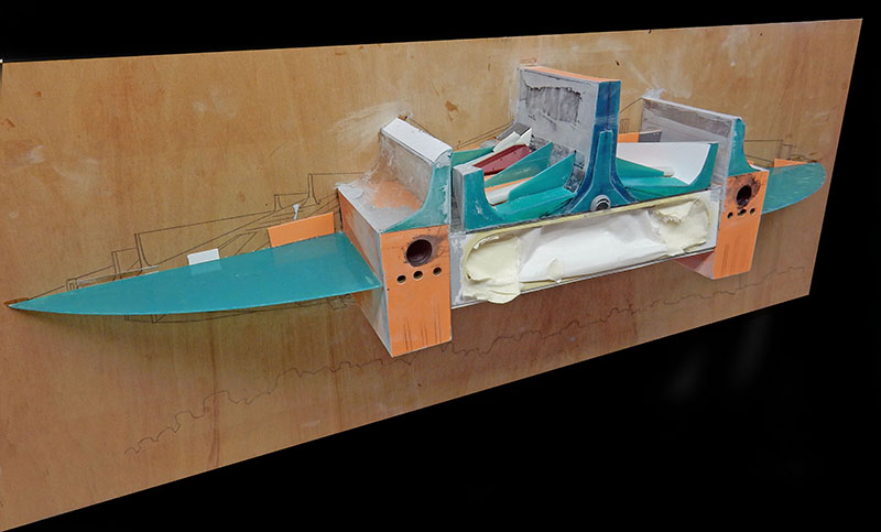 Structure de l'astronef en cours de montage, cloisons et fuselage turquoise sur plan bois