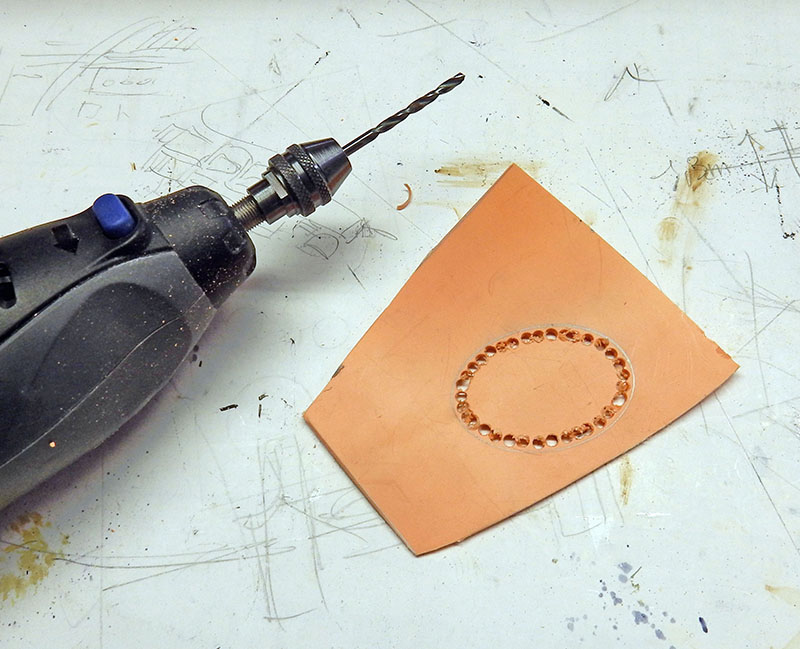Découpe d'une ouverture circulaire dans une plaque plastique par perçages successifs à la mini-perceuse