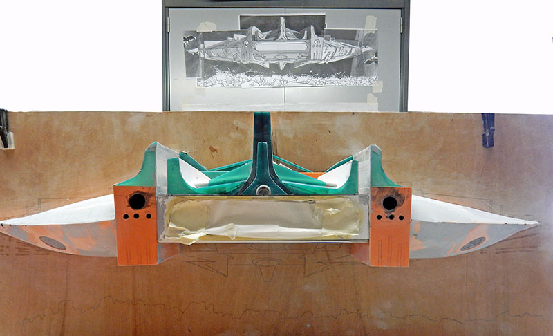 Astronef de Valérian en cours de montage sur plan, devant le dessin de référence