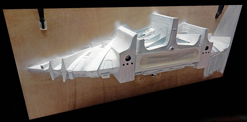 Fuselage de l'astronef de Valérian en apprêt blanc, coque nue posée sur planche