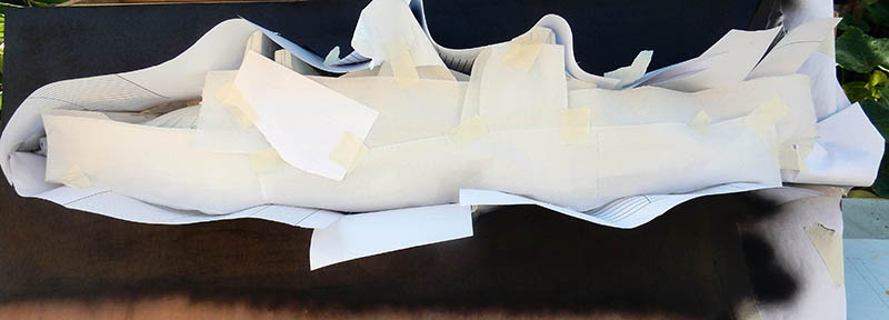 Maquette de l'astronef de Valérian en cours d'habillage, gabarits de papier fixés au ruban adhésif