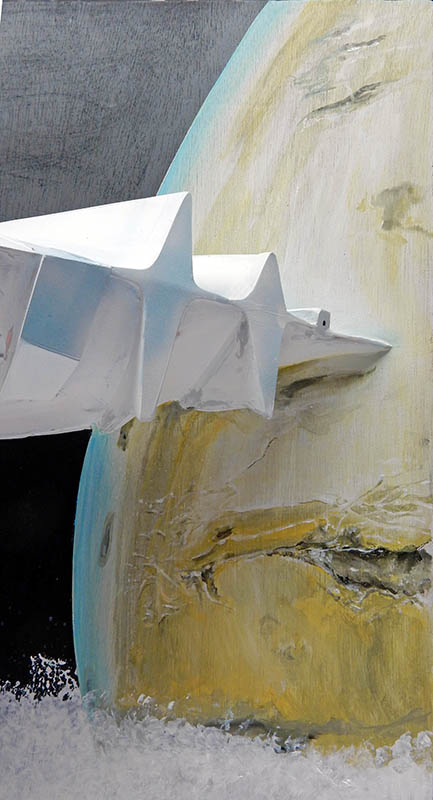 Astronef blanc de Valérian devant une planète peinte jaune, décor spatial du diorama
