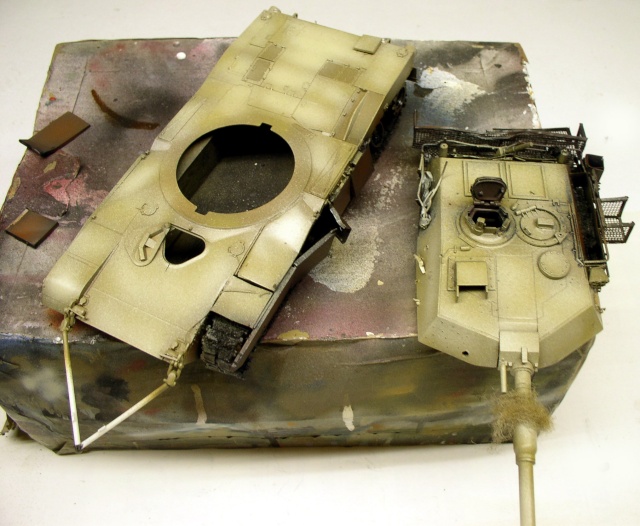 Maquette de char Abrams avec caisse et tourelle peints en sable sur support d'atelier