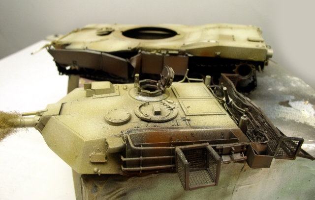 Tourelle et caisse de maquette Abrams aux teintes sable patinées, paniers et détails vieillis