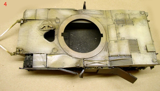 Caisse de char Abrams sans tourelle vue de dessus peinte en sable avec patine