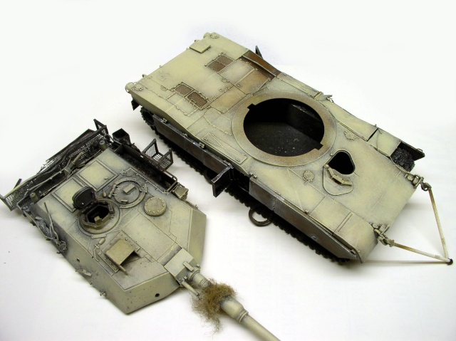 Maquette de char Abrams sablé, caisse et tourelle séparées, peinture vieillissée en cours de réalisation