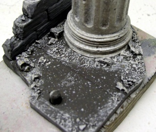 Socle de diorama avec colonne antique brisée et débris peints aux effets de vieillissement