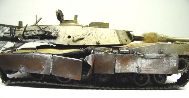 Maquette de char Abrams vue de profil avec peinture sable et jupes latérales fortement vieillies et écaillées