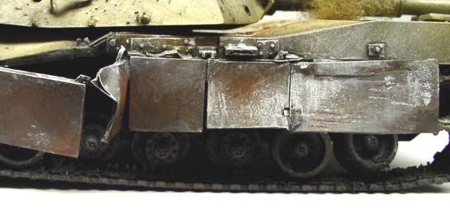 Maquette de char Abrams avec jupes latérales et chenilles peintes présentant un effet de vieillissement métallique