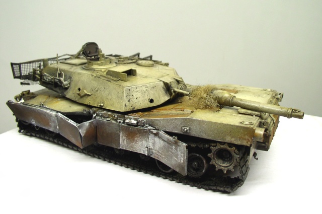Maquette de char Abrams sable patiné avec jupes latérales rouillées et chenilles vieillies