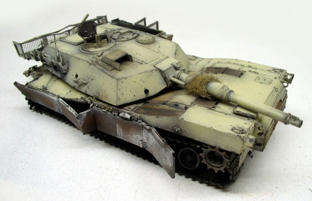 Maquette de char Abrams sable avec patine et traces de rouille sur les chenilles