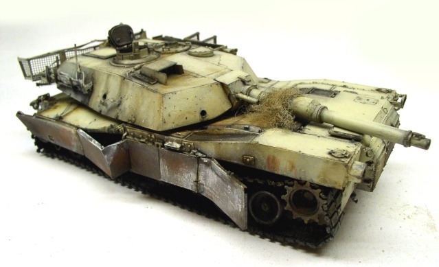 Tourelle d'un char Abrams en cours de patine, mettant en valeur le travail de vieillissement