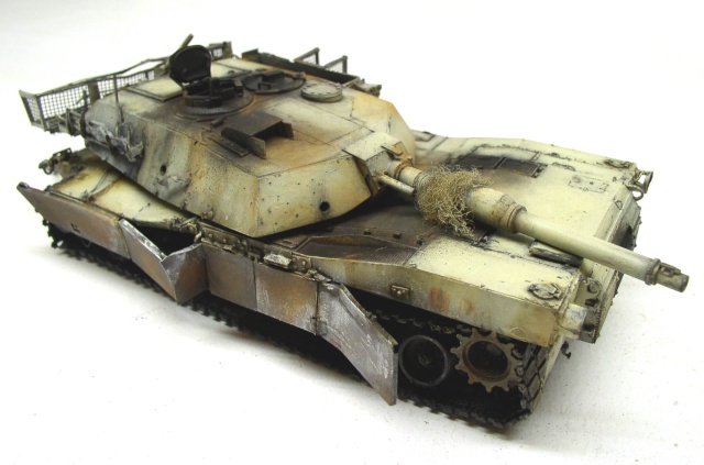 Maquette de char Abrams peinte en sable avec patine et traces de rouille et poussière
