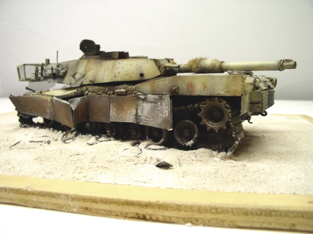 Maquette de char Abrams patiné et vieilli sur diorama de sable désertique
